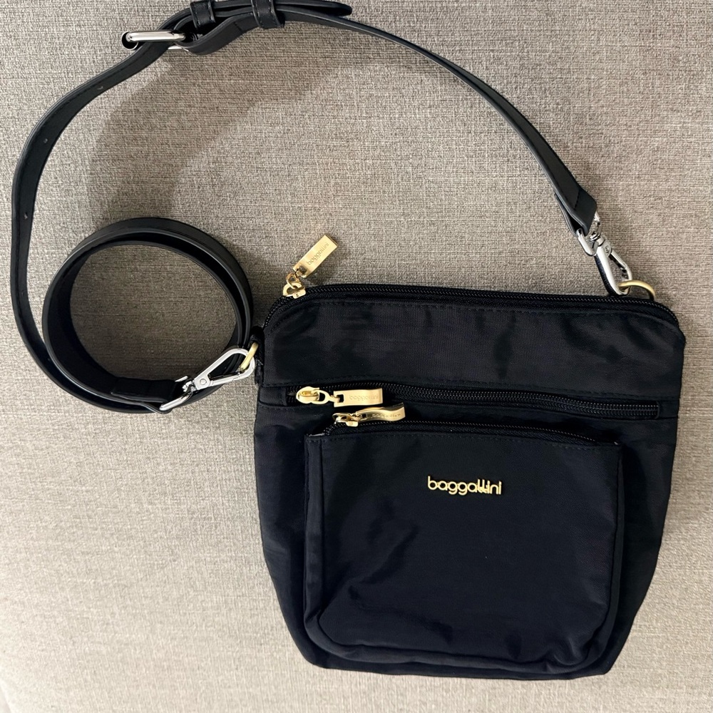 Baggallini Modern Pocket Crossbody - Picture 9 of 10